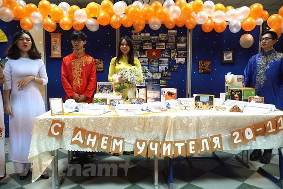 Đưa truyền thống “tôn sư trọng đạo” của Việt Nam đến với người Nga - 2
Góc trưng bày văn hóa Việt Nam tại ngày hội. (Ảnh: Tâm Hằng/Vietnam+)