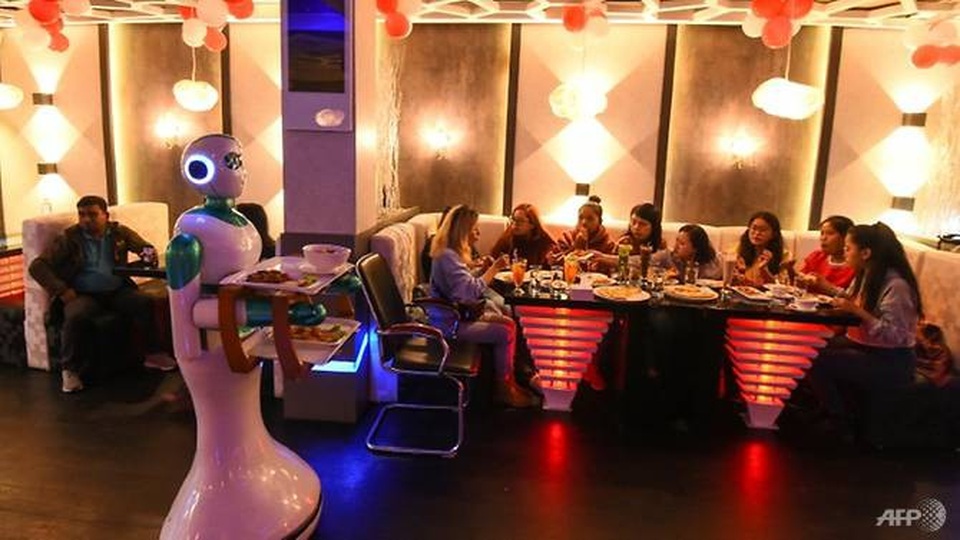 Bồi bàn robot đầu tiên của Nepal đã sẵn sàng chờ lệnh - 2 Ba robot Ginger làm việc tại nhà hàng Naulo ở thủ đô Kathamandu đầy bụi – Ảnh từ AFP/PRAKASH MATHEMA