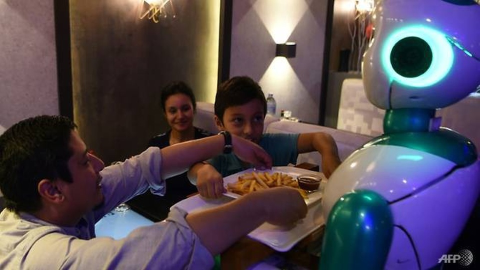 Bồi bàn robot đầu tiên của Nepal đã sẵn sàng chờ lệnh - 3 Ginger là một trong ba robot được chế tạo tại Nepal để phục vụ thực khách tại một nhà hàng ở thủ đô của Nepal - Ảnh từ AFP/PRAKASH MATHEMA