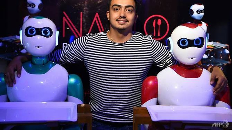 Bồi bàn robot đầu tiên của Nepal đã sẵn sàng chờ lệnh - 4 CEO của Công nghệ Paaila, Binay Raut nói nhà hàng là nơi thử nghiệm những robot này – AFP/PRAKASH MATHEMA