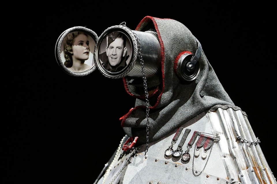 
“Người máy” (2015) - Kate MacKenzie (New Zealand)
