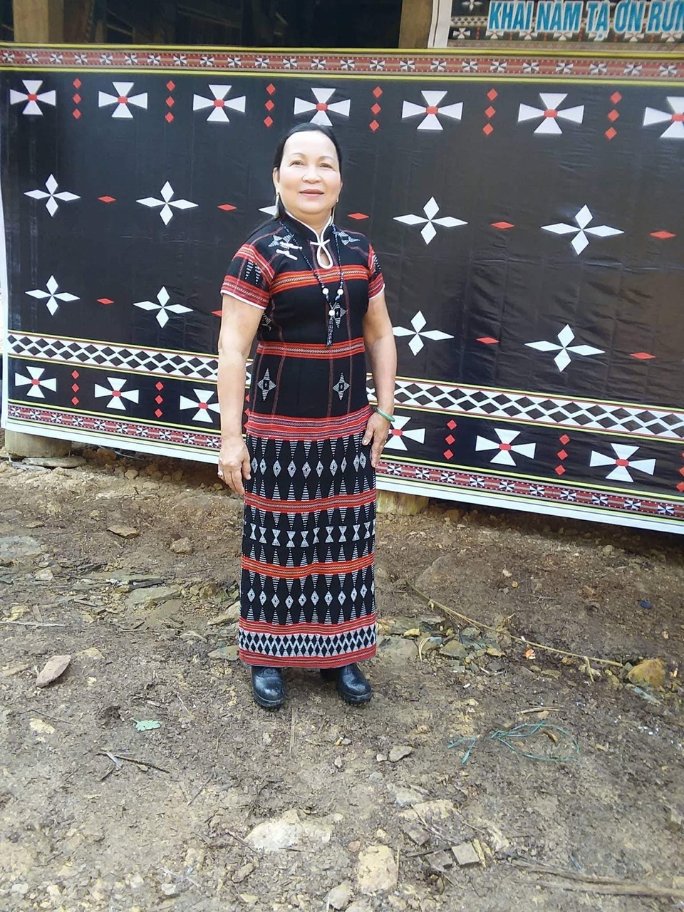 "Người mẹ" của hàng trăm học sinh đồng bào Cơtu - 1
Cô Hồ Thị Liễu - một giáo viên ở đồng bằng, nay đã có 15 năm gieo chữ các em học sinh dân tộc Cơtu ở vùng cao Tây Giang (Quảng Nam).