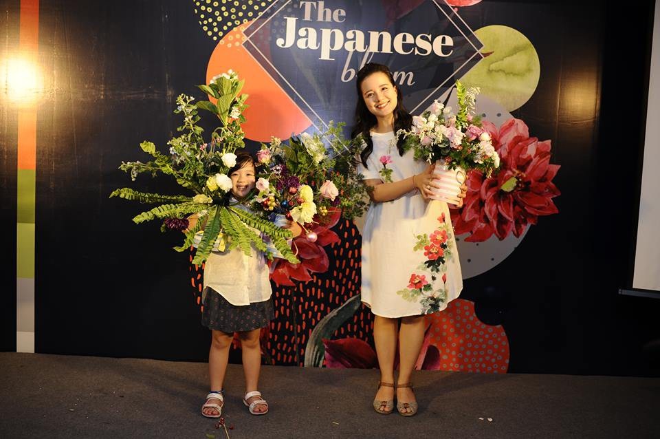 
Minh Trang tự tin khoe tác phẩm hoàn thiện và nói, cô sẽ trang hoàng nhà cửa trong dịp giáng sinh tới bằng các bình hoa do chính cô tự thiết kế, tạo dáng.

