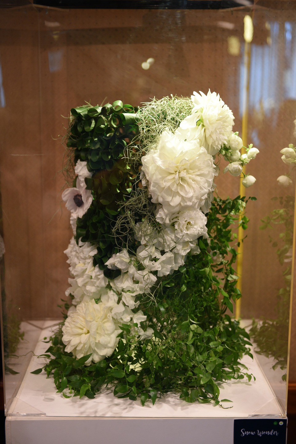 
Triển lãm hoa do Liti Florist và Naniwa Flower Auction (Sàn đấu giá hoa lớn thứ 2 tại Nhật Bản) tổ chức thu hút những người yêu hoa Hà thành.
