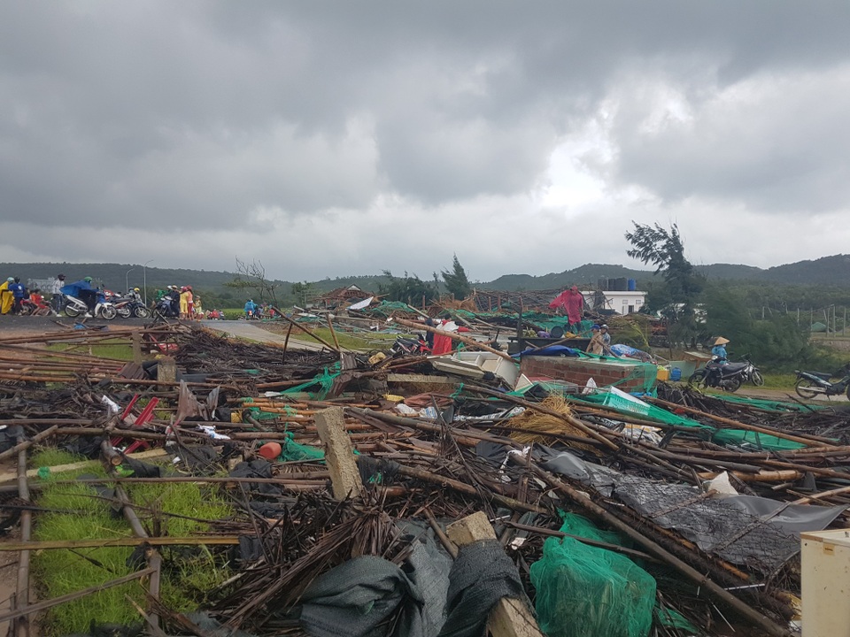 Lốc xoáy mạnh quét qua Gềnh Đá Đĩa, 1 người chết, 23 người bị thương - 1
Cơn lốc kéo dài hơn 20 phút đã gây thiệt hại nặng cho bà con xã An Ninh