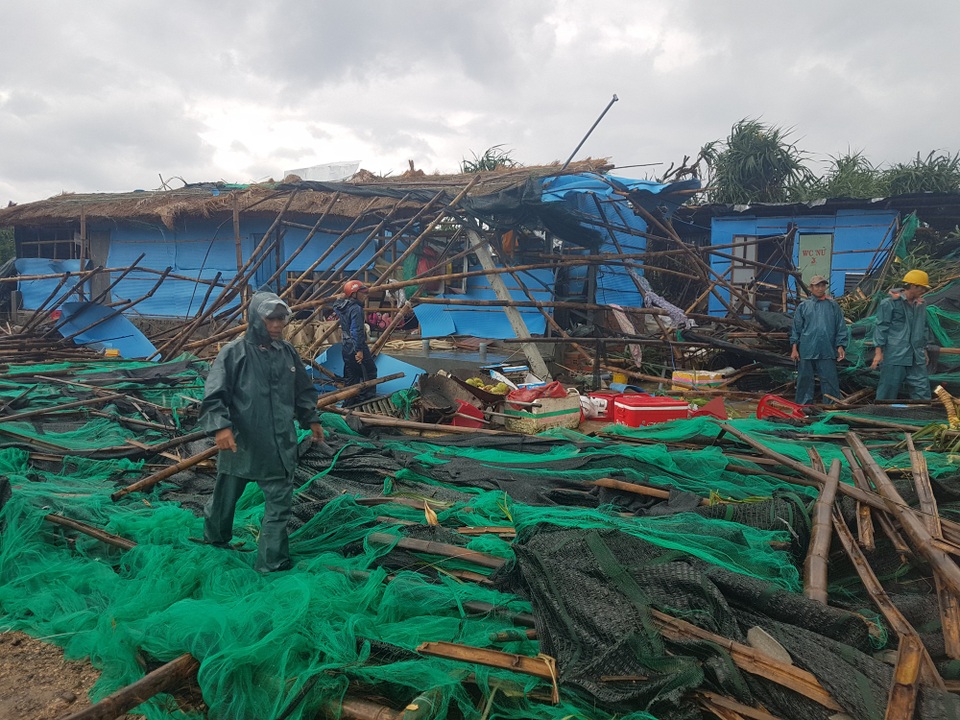 Lốc xoáy mạnh quét qua Gềnh Đá Đĩa, 1 người chết, 23 người bị thương - 2
Hơn 40 ngôi nhà bị tốc mái, nhiều căn nhà bị sập hoàn toàn