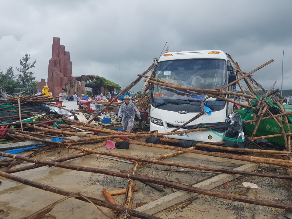 Lốc xoáy mạnh quét qua Gềnh Đá Đĩa, 1 người chết, 23 người bị thương - 3
Cảnh hoang tàn nơi khu du lịch Gềnh Đá Đĩa
