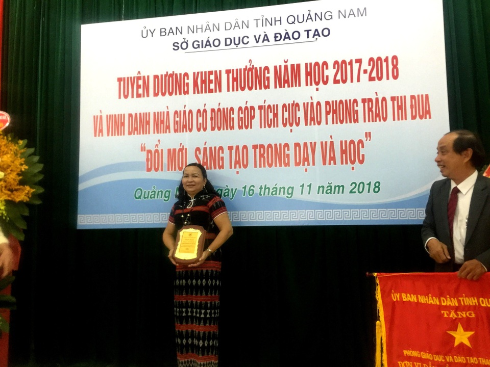 "Người mẹ" của hàng trăm học sinh đồng bào Cơtu - 4 15 năm cống hiến cho trẻ em vùng cao, cô Liễu đã được ngành giáo dục vinh danh