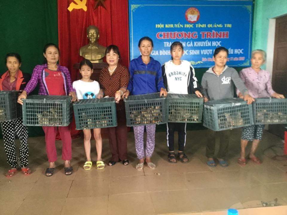 Ngoài những suất học bổng, Hội khuyến học hỗ trợ các đàn gà để sinh lợi. Chính vì thế, nó mang ý nghĩa để các em hiểu được giá trị của sức lao động. (Ảnh: HKH Quảng Trị)