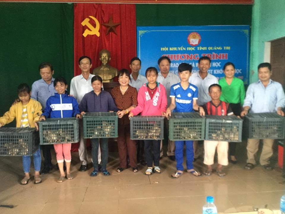 Những đàn gà gây quỹ khuyến học từ gia đình, hỗ trợ học sinh trang trải chi phí học tập sau này.