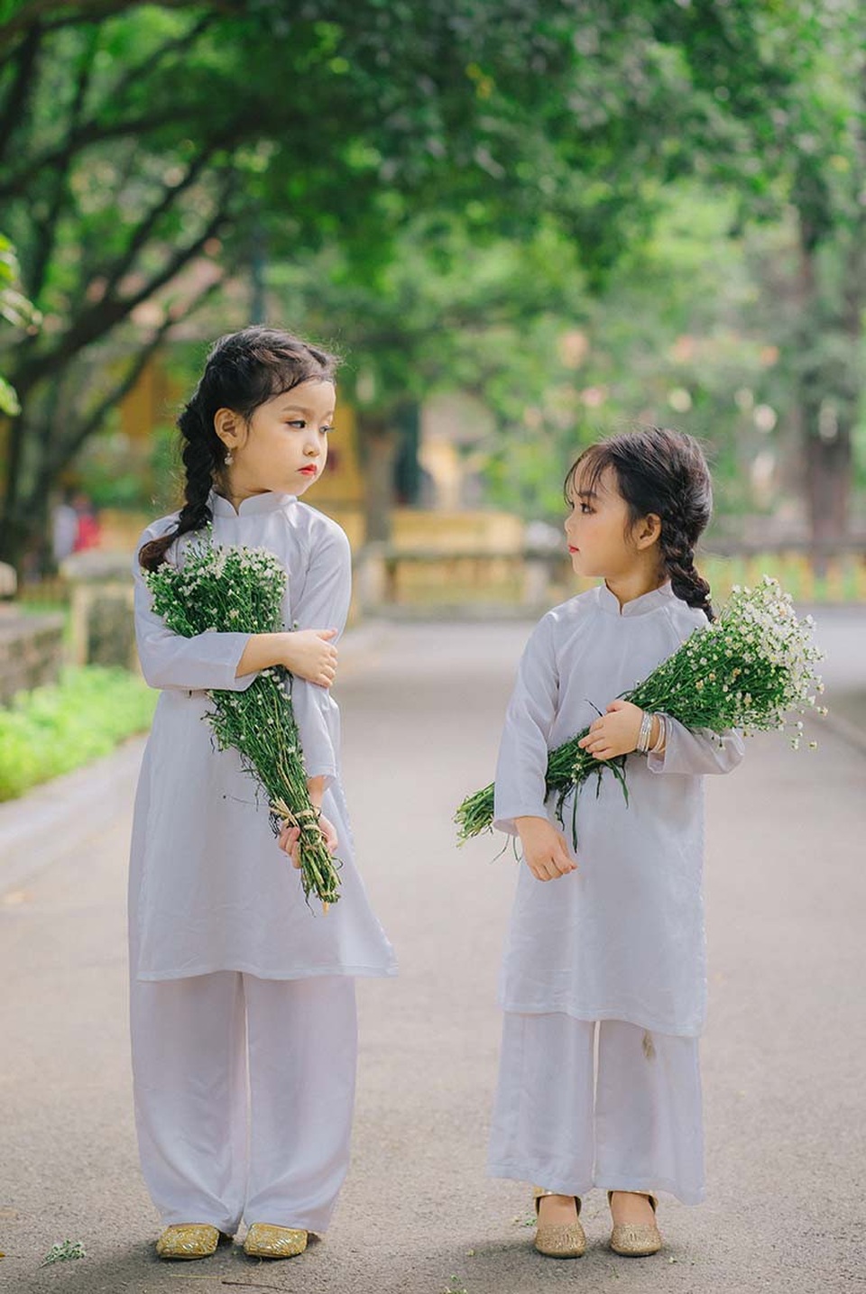 Cặp chị em mẫu giáo xinh như thiên thần - 3 Ngắm nhìn những hình ảnh đáng yêu của bé Thủy Tiên và bé Thủy Minh khiến mọi mệt mỏi thường nhật cũng bất chợt tan biến. Nhiều người còn thốt lên rằng “đôi mắt trong veo của hai bé dường như thấy cả một khoảng trời hồn nhiên, vui tươi”.