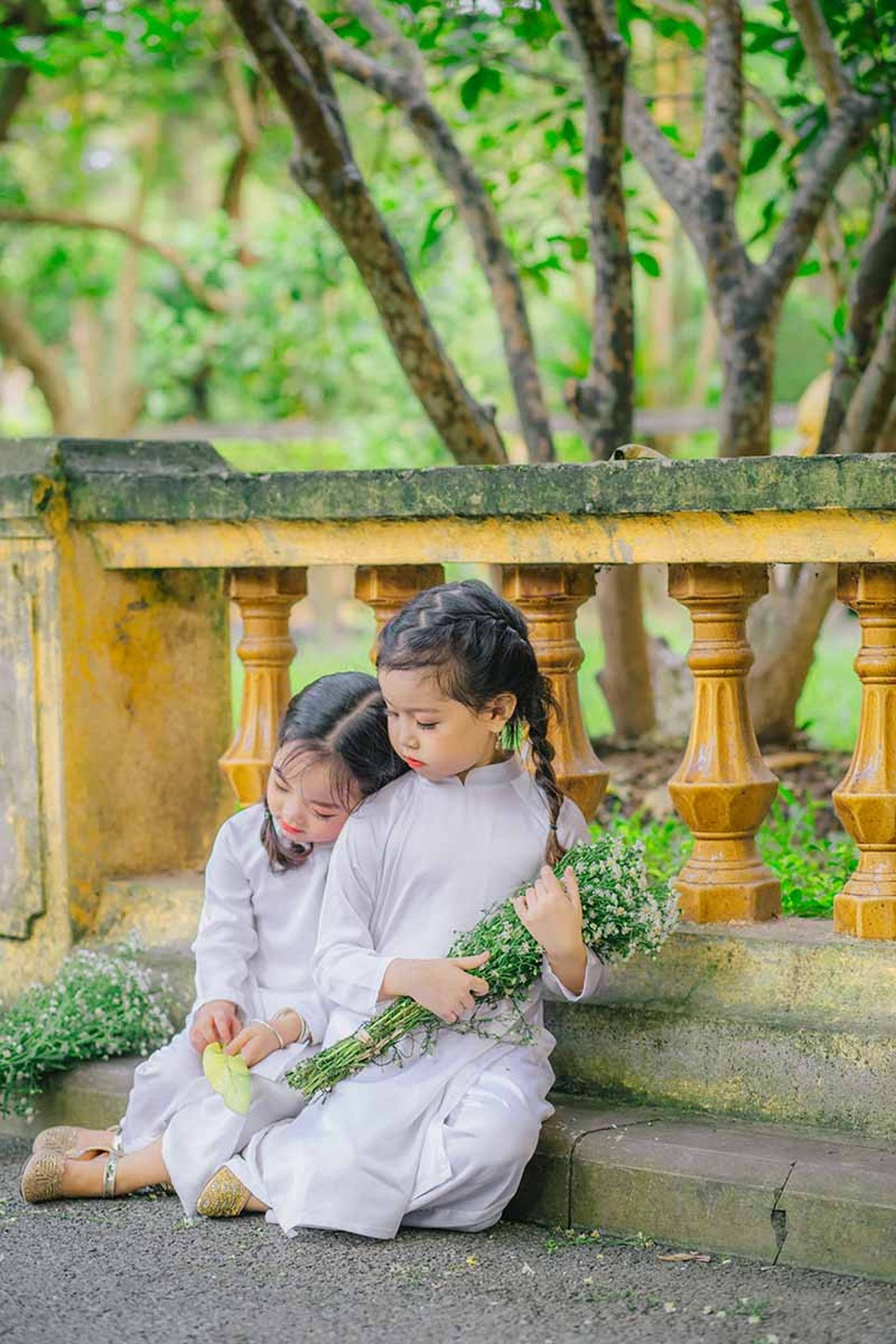 Cặp chị em mẫu giáo xinh như thiên thần - 2 Hai bé vốn cạnh nhà nhau, lại học chung lớp năng khiếu nên vô cùng thân thiết và gắn bó. Chị Mai Hoàng (Phụ huynh bé Thủy Tiên) cho biết: “Các con rất hợp tính nhau, đi đâu cũng tíu tít chuyện trò. Hai đứa sôi nổi, hòa động, đôi khi cũng nghịch ngợm nữa, gia đình luôn hướng các con phát triển một cách tự nhiên nhất. Chỉ mong thấy các con trưởng thành từng ngày, vui vẻ và hạnh phúc như vậy là được rồi”.