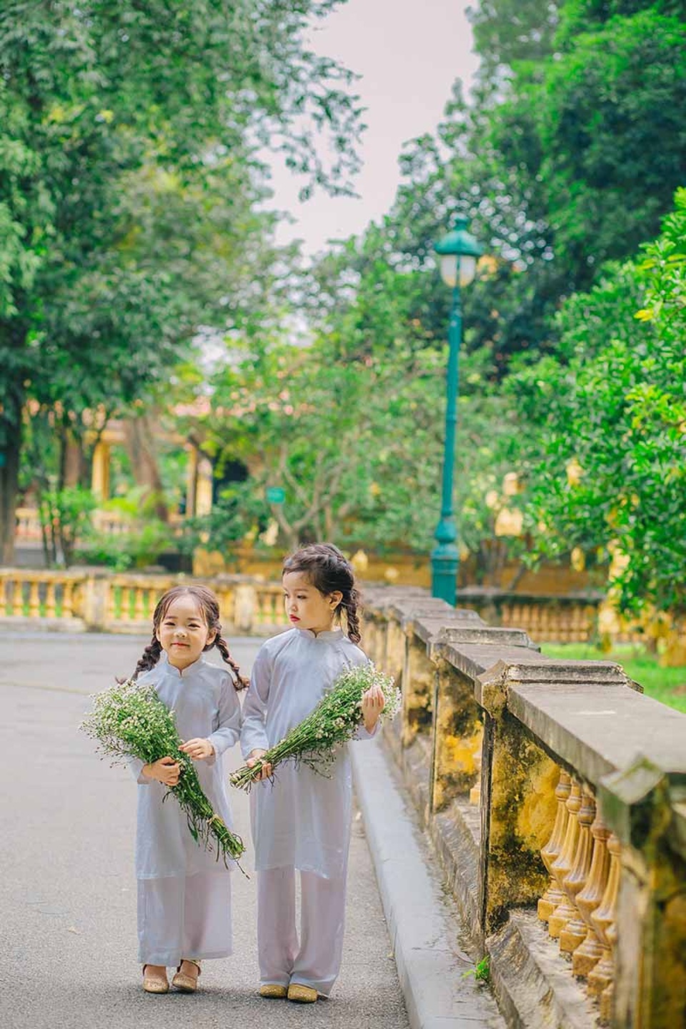Cặp chị em mẫu giáo xinh như thiên thần - 1 Nhằm lưu giữ những hình ảnh hồn nhiên, đáng yêu, bố mẹ của bé Thủy Tiên và bé Thủy Minh đã quyết định thực hiện bộ ảnh này.