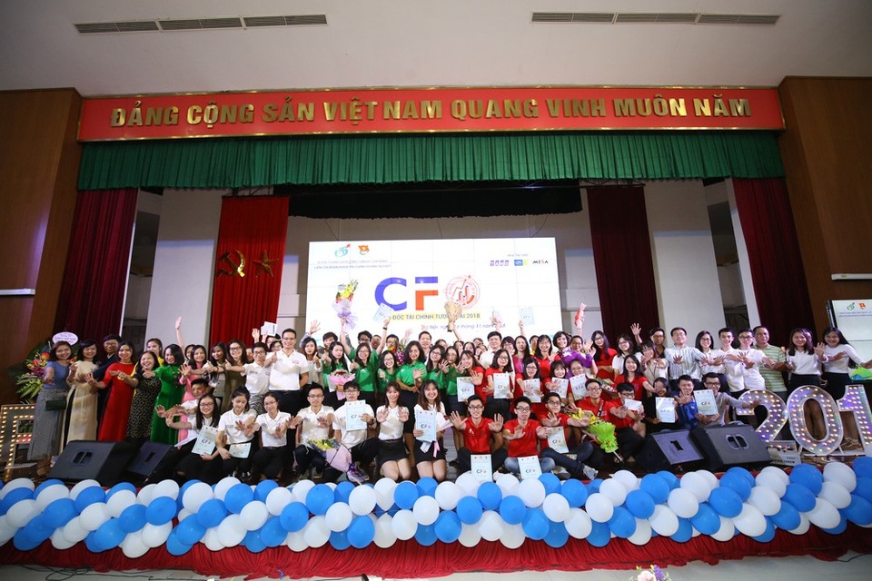 Sinh viên Tài chính mượn chất liệu cổ tích thi tài “Giám đốc Tài chính tương lai” - 5
Và phút chiến thắng của các đội thi.