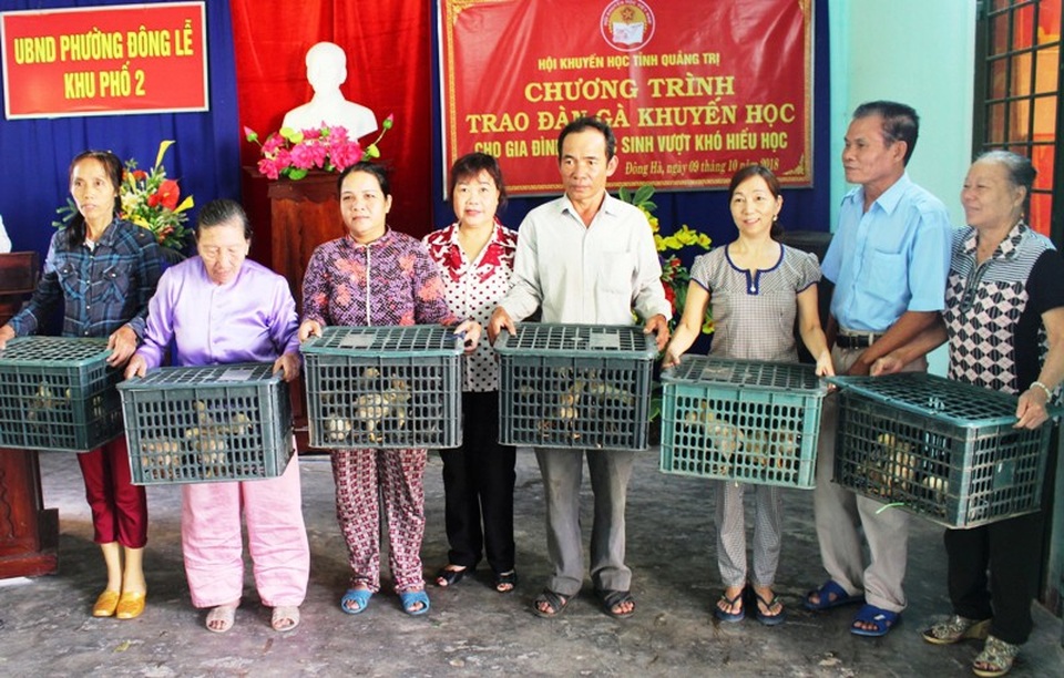 
Hội Khuyến học tỉnh Quảng Trị tặng đàn gà khuyến học cho các hộ gia đình có học sinh hiếu học tại TP Đông Hà.
