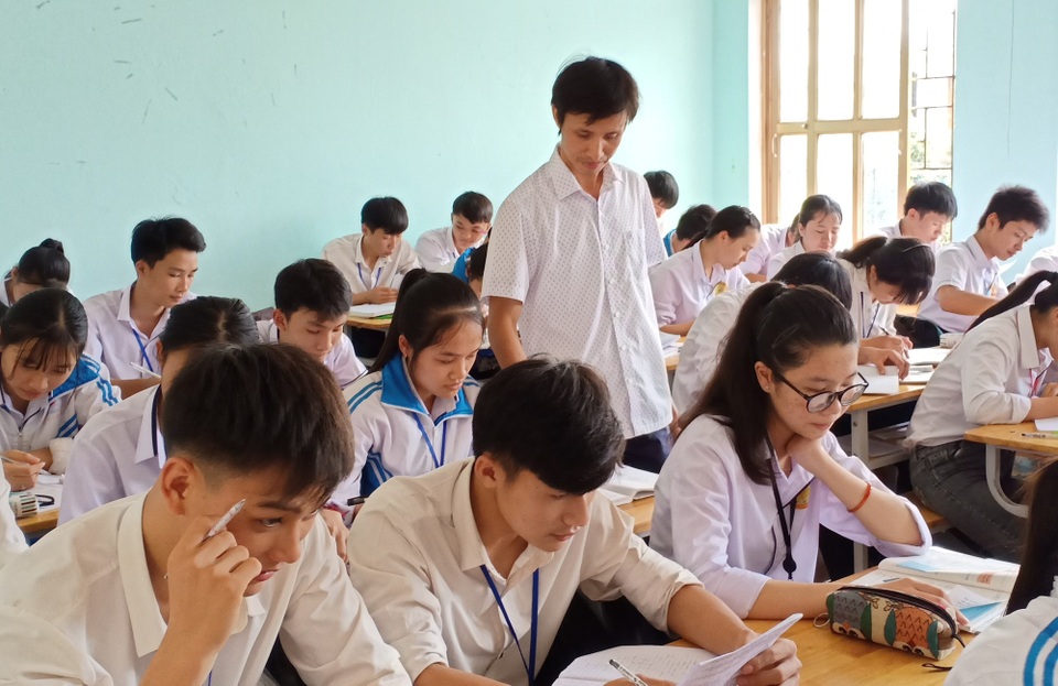 Thầy giáo làng thầm lặng sau những tấm bằng khen quốc gia - 1 Buổi học của thầy Nguyễn Bá Tư được học sinh đánh giá là nhanh hết thời gian vì thầy có những phương pháp dạy rất hấp dẫn.