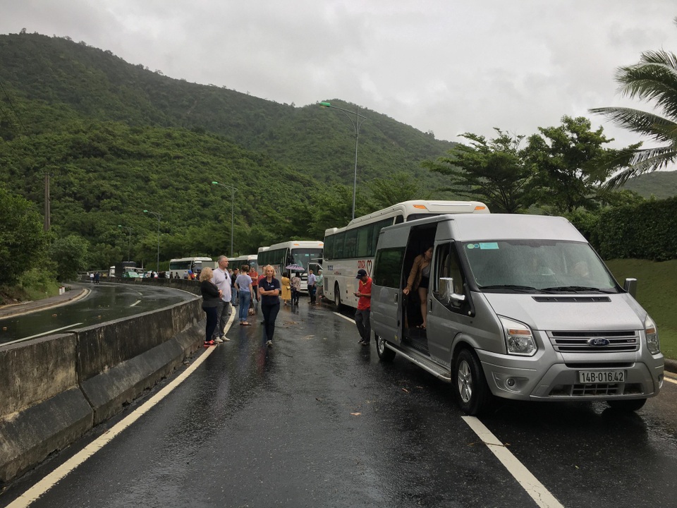 2.000m3 đất đá vùi lấp tuyến đèo Nha Trang đi sân bay Cam Ranh - 3 Hàng trăm phương tiện và du khách bị ảnh hưởng do đèo Cù Hin bị sạt lở, chia cắt kéo dài