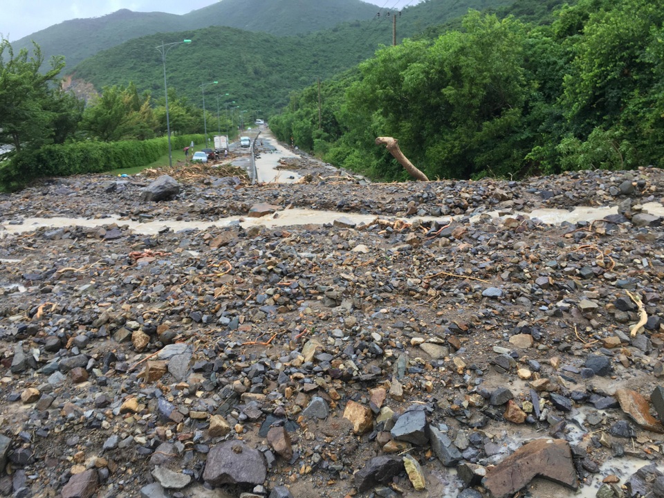 2.000m3 đất đá vùi lấp tuyến đèo Nha Trang đi sân bay Cam Ranh - 2 Giao thông bị tê liệt trên đường Nha Trang đi sân bay Cam Ranh và ngược lại do mưa lũ, sạt lở