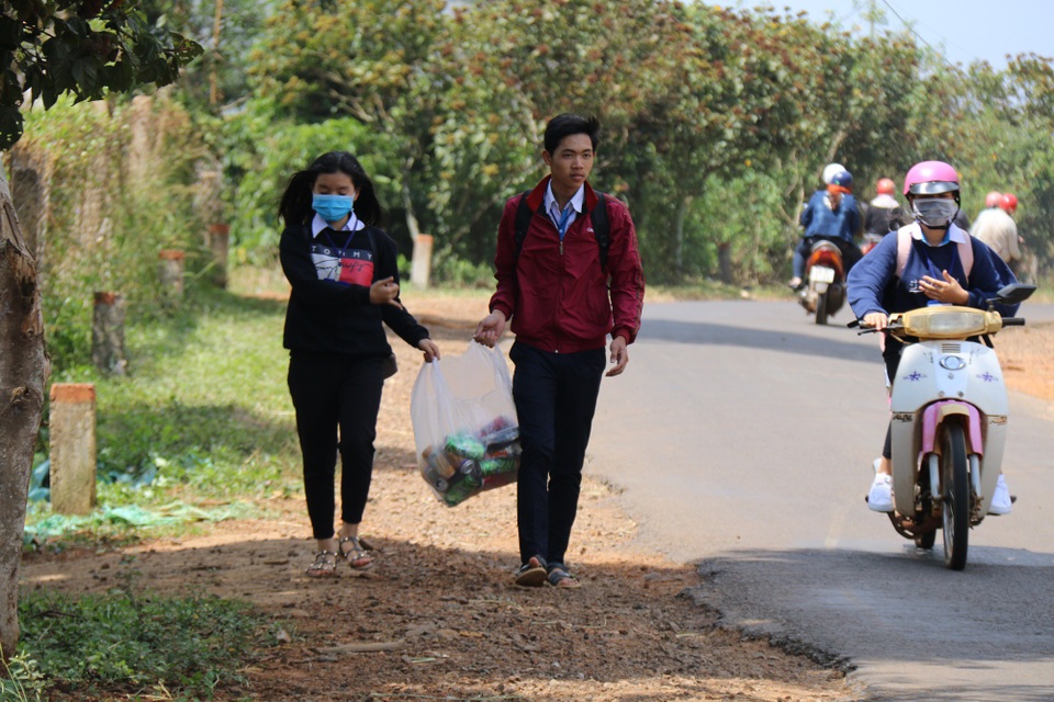 “Cơm trưa tặng bạn xa nhà” của đội ve chai trường huyện - 2 Chủ yếu là vỏ lon nước ngọt, sách báo cũ được thu gom về