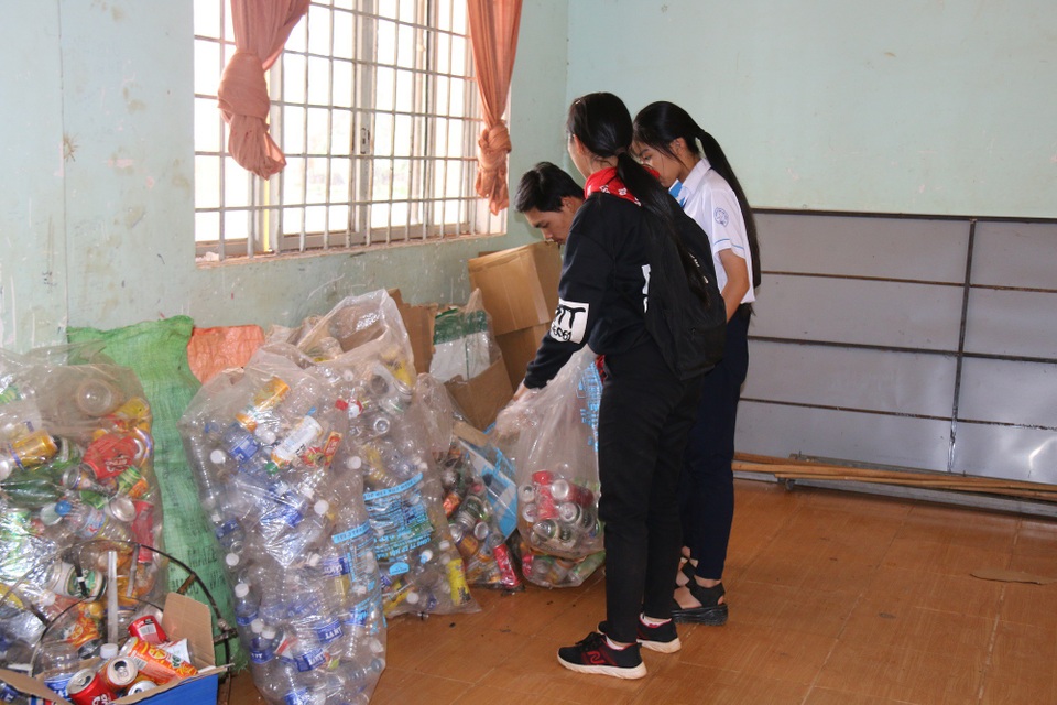 “Cơm trưa tặng bạn xa nhà” của đội ve chai trường huyện - 3 Mỗi tuần, các em phấn đấu gom gom đủ tiền cho cơm trưa cho 15-20 bạn