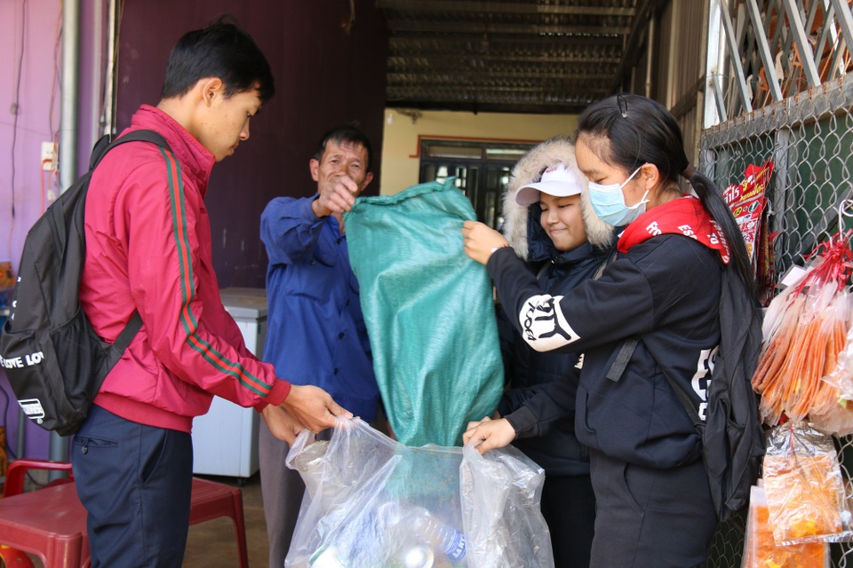 “Cơm trưa tặng bạn xa nhà” của đội ve chai trường huyện - 4 Một người dân ủng hộ chương trình bằng số ve chai của nhà tự gom góp
