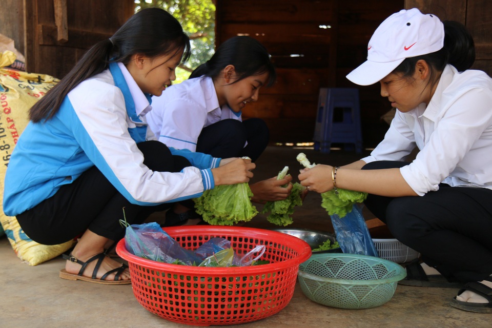 “Cơm trưa tặng bạn xa nhà” của đội ve chai trường huyện - 5 Những bữa trưa cho học sinh được hình thành từ việc nhặt ve chai, phế liệu