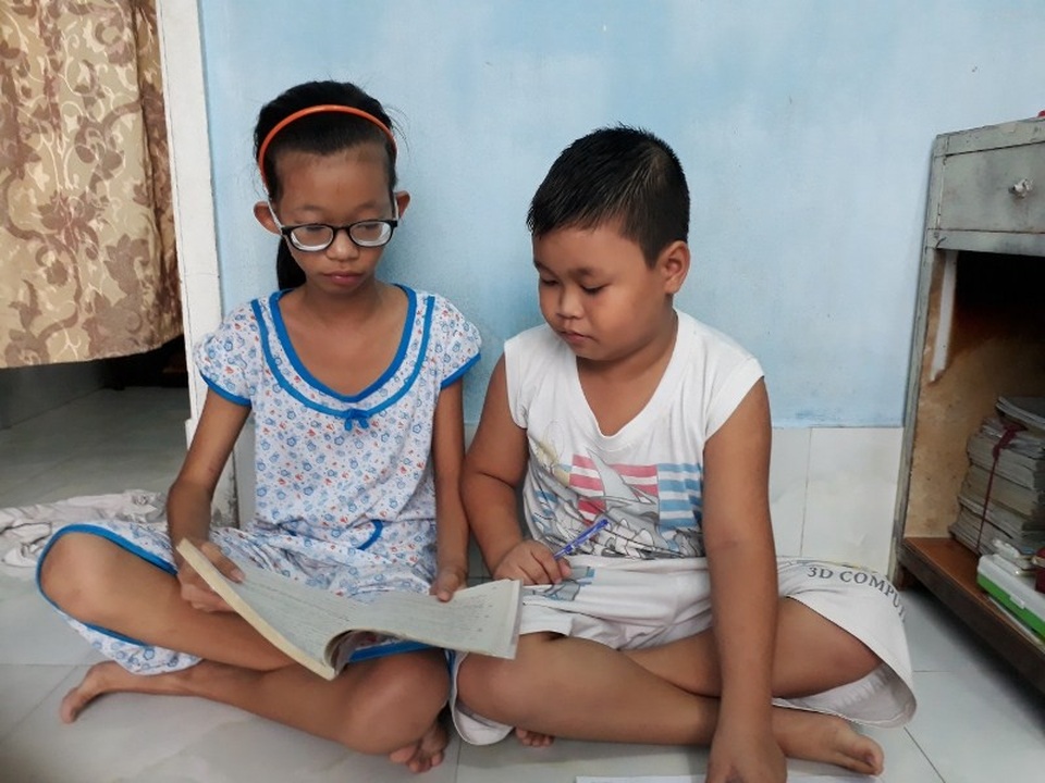 Đáng thương ba cha con nghèo mắc trọng bệnh không tiền chữa trị - 2 Hai con của anh Hậu cháu Ngô Phương Trang đang bị loạn thị nặng, suy dinh dưỡng nặng. Còn cháu Danh bi thiếu máu huyết tán di truyền từ cha