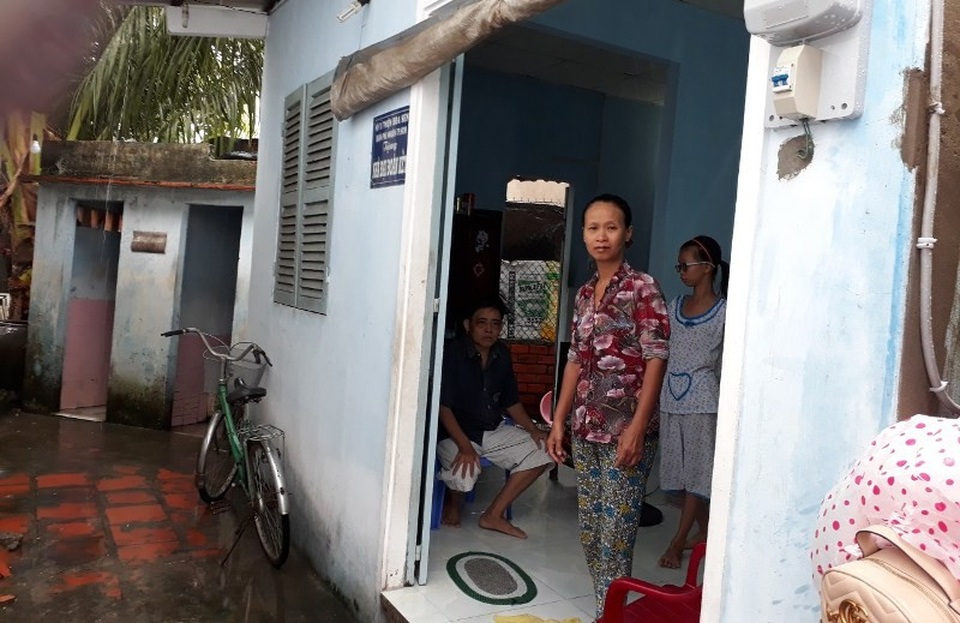 Đáng thương ba cha con nghèo mắc trọng bệnh không tiền chữa trị - 3 Cả gia đình 4 người đang sống trong căn nhà tình thương địa phương trao tặng và cuộc sống ngày càng đi vào bế tắc