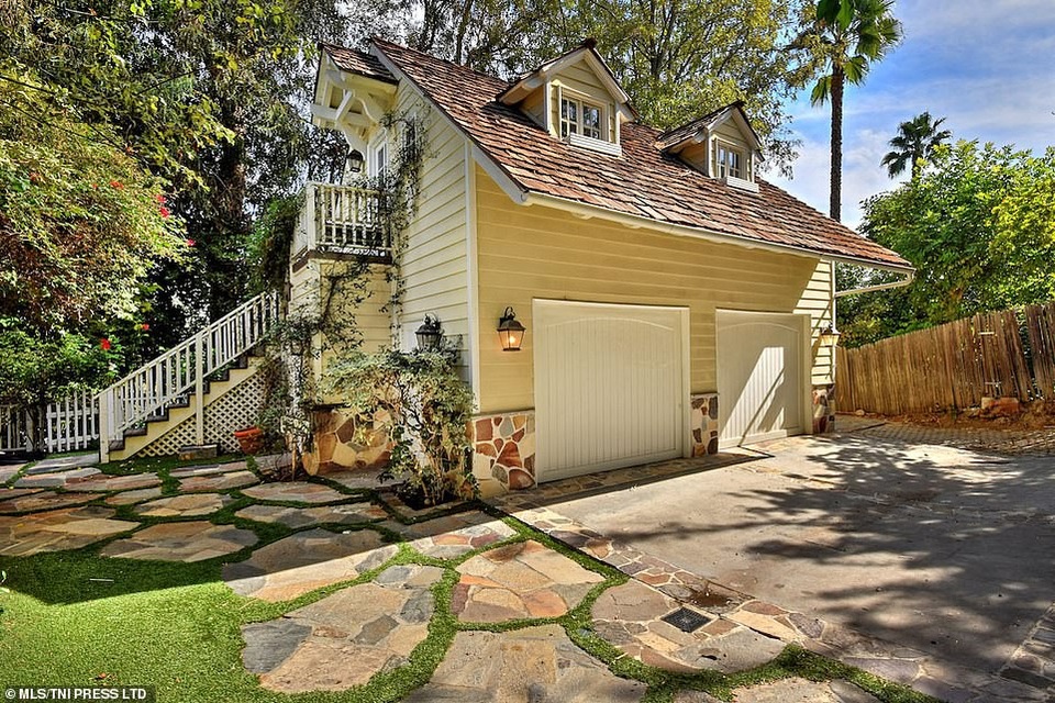 Nghệ sĩ saxophone của bản hit “Go Home”… bán nhà - 2
Căn biệt thự nằm ở vùng ngoại ô thành phố Los Angeles, bang California, Mỹ.