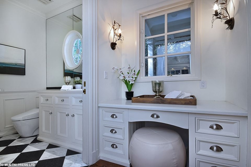 Nghệ sĩ saxophone của bản hit “Go Home”… bán nhà - 11 Nghệ sĩ saxophone của bản hit “Go Home”… bán nhà - 11