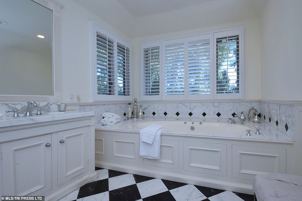 Nghệ sĩ saxophone của bản hit “Go Home”… bán nhà - 12
Phòng tắm dành cho chủ nhà.