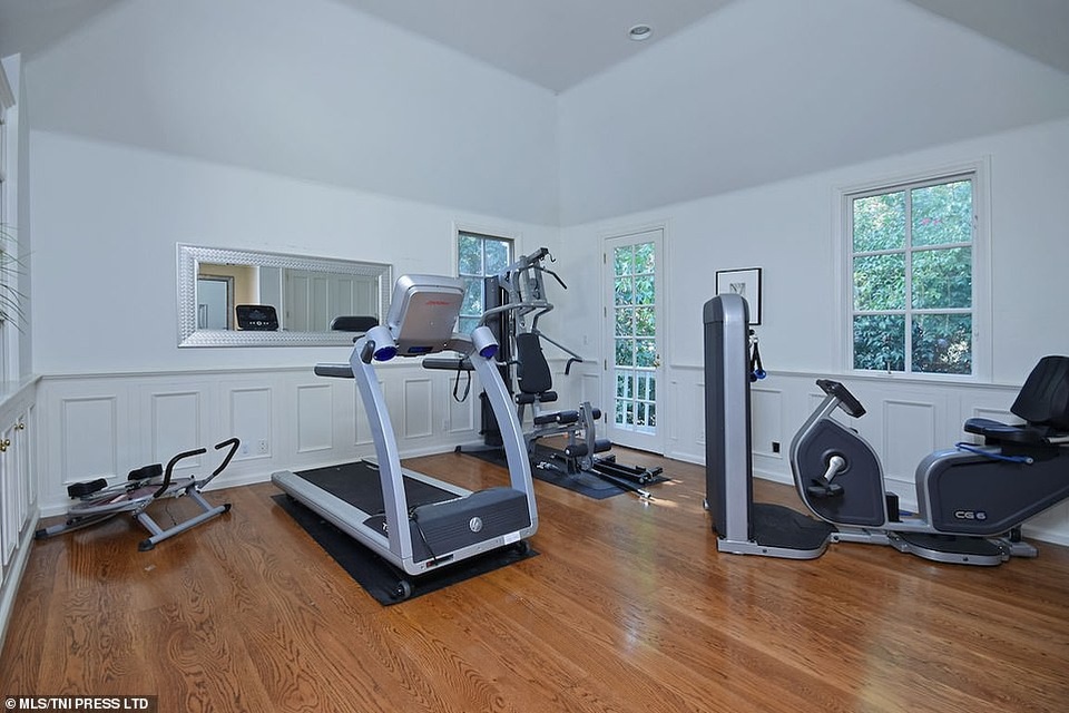 Nghệ sĩ saxophone của bản hit “Go Home”… bán nhà - 13
Phòng gym.