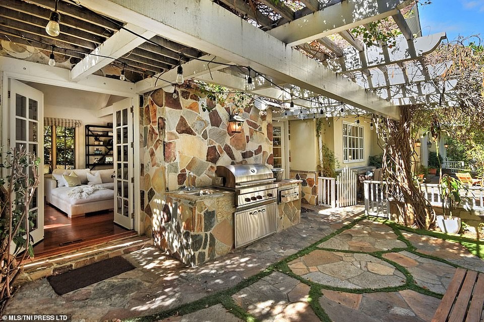 Nghệ sĩ saxophone của bản hit “Go Home”… bán nhà - 16
Một sân hiên, nơi có thể tổ chức những bữa tiệc thịt nướng ngoài trời.