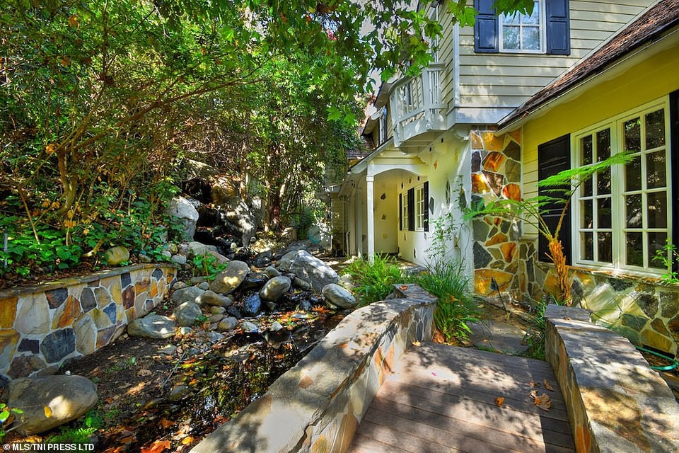 Nghệ sĩ saxophone của bản hit “Go Home”… bán nhà - 3
Căn biệt thự nằm ở chân đồi từng được nghệ sĩ Kenny G mua với giá 2,85 triệu USD hồi năm 2007.