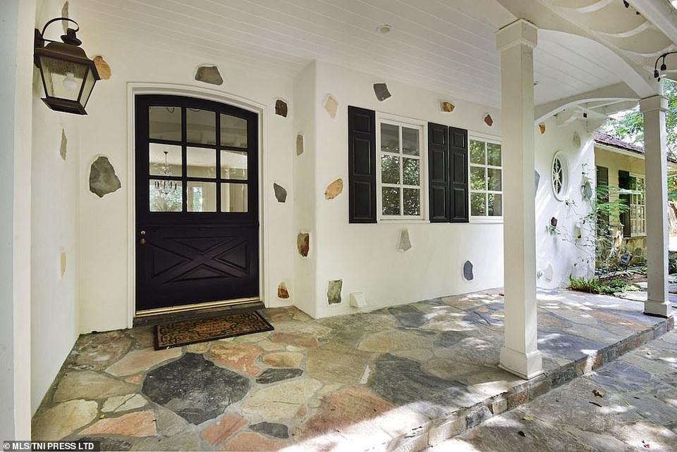 Nghệ sĩ saxophone của bản hit “Go Home”… bán nhà - 4
Căn biệt thự có 4 phòng ngủ, 3 phòng tắm.