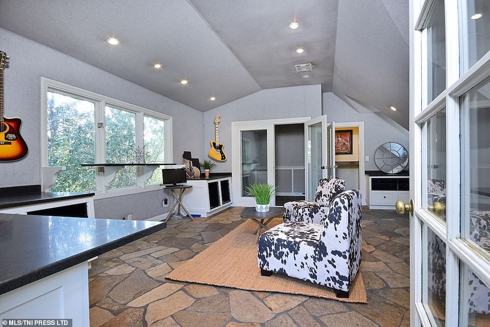 Nghệ sĩ saxophone của bản hit “Go Home”… bán nhà - 9
Khu vực nhà đón khách nằm tách biệt cũng đồng thời có thể sử dụng làm phòng thu với các thiết bị chồng ồn đã từng được Kenny G cho lắp đặt.