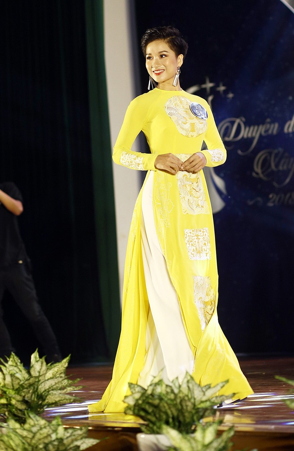 Nữ sinh tóc tém đăng quang Hoa khôi ĐH Xây dựng 2018 - 3
Ngô Thị Lan Anh gây ấn tượng từ vòng thi đầu tiên bởi ngoại hình cá tính với mái tóc tém, nhưng vẫn vô cùng uyển chuyển, dịu dàng khi trình diễn trang phục áo dài