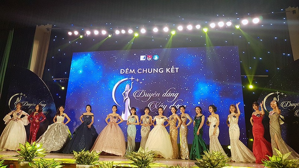 Nữ sinh tóc tém đăng quang Hoa khôi ĐH Xây dựng 2018 - 1
Toàn cảnh 15 thí sinh đua sắc trong đêm chung kết