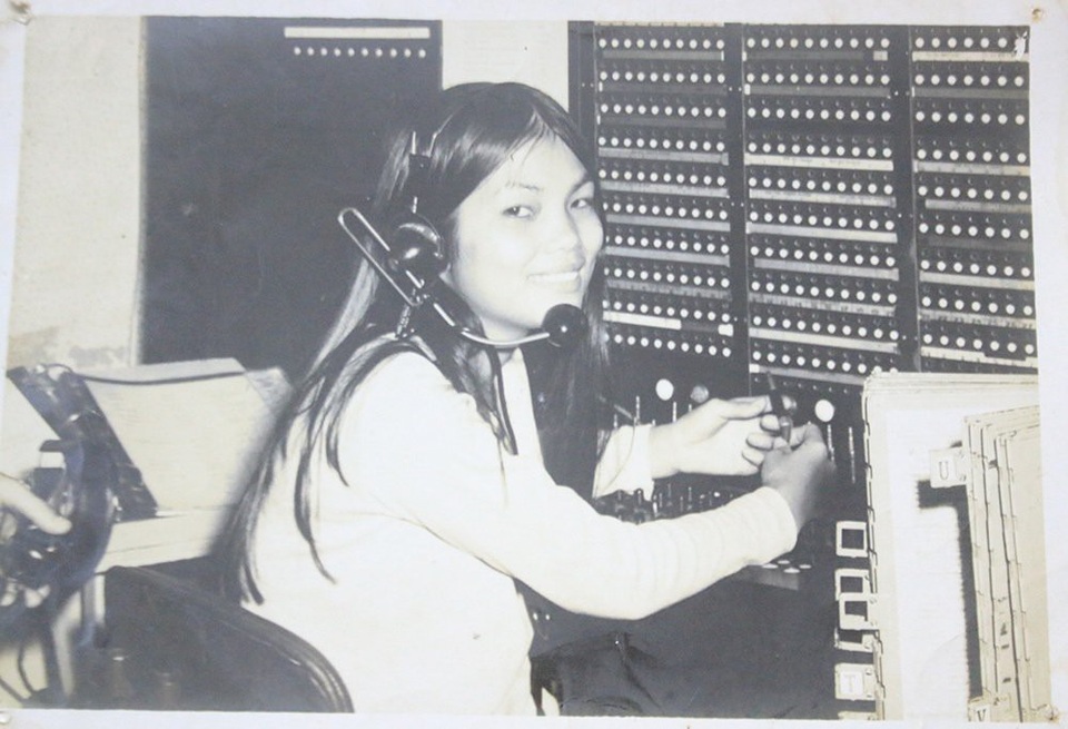 Cuộc sống của nữ tổng đài viên 43 năm ân hận vì gửi con đi Mỹ - 1 Năm 1968, bà Đẹp làm tạp vụ cho căn cứ quân sự Mỹ ở Long Bình, Đồng Nai. Nhờ khả năng nói tiếng Anh lưu loát, một thời gian sau, bà được chuyển lên làm tổng đài viên.