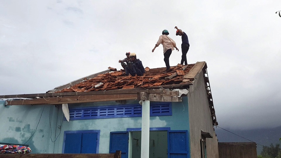 Lốc xoáy mạnh quét qua Gềnh Đá Đĩa, 1 người chết, 23 người bị thương - 5 Hơn 100 ngôi nhà tại xã Hòa Tâm bị tốc mái do lốc xoáy