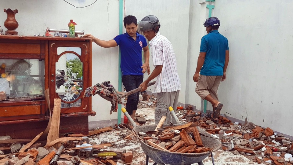 Lốc xoáy mạnh quét qua Gềnh Đá Đĩa, 1 người chết, 23 người bị thương - 6 Người dân khẩn trương khắc phục hậu quả