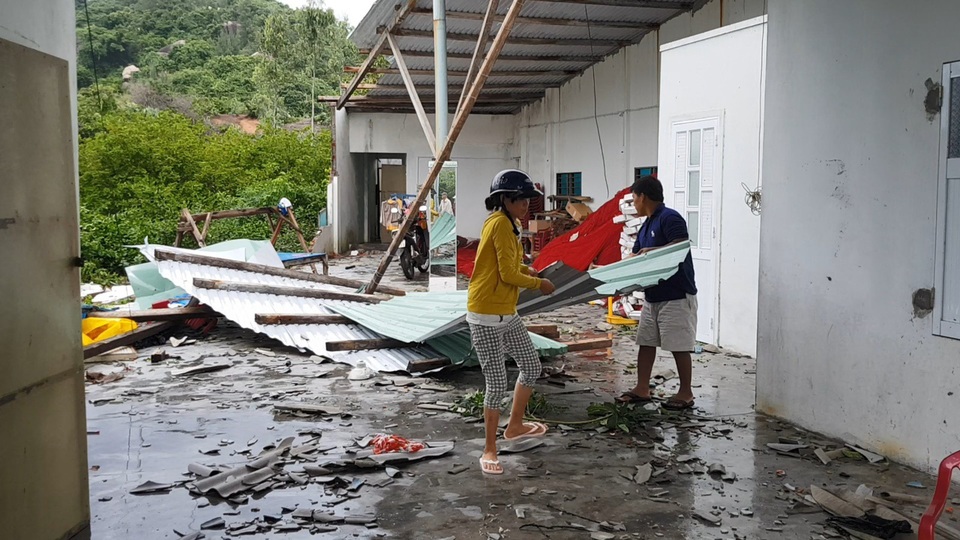 Lốc xoáy mạnh quét qua Gềnh Đá Đĩa, 1 người chết, 23 người bị thương - 7 Lốc xoáy mạnh quét qua Gềnh Đá Đĩa, 1 người chết, 23 người bị thương - 7