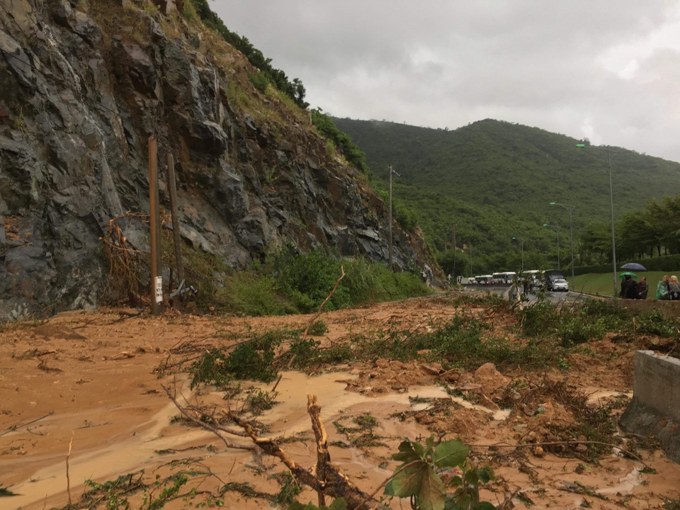 Đường sắt Bắc - Nam thông tuyến sau 12 giờ tê liệt - 2 Đường Nha Trang đi sân bay Cam Ranh bị 2000m3 đất đá vùi lấp chưa thể thông tuyến