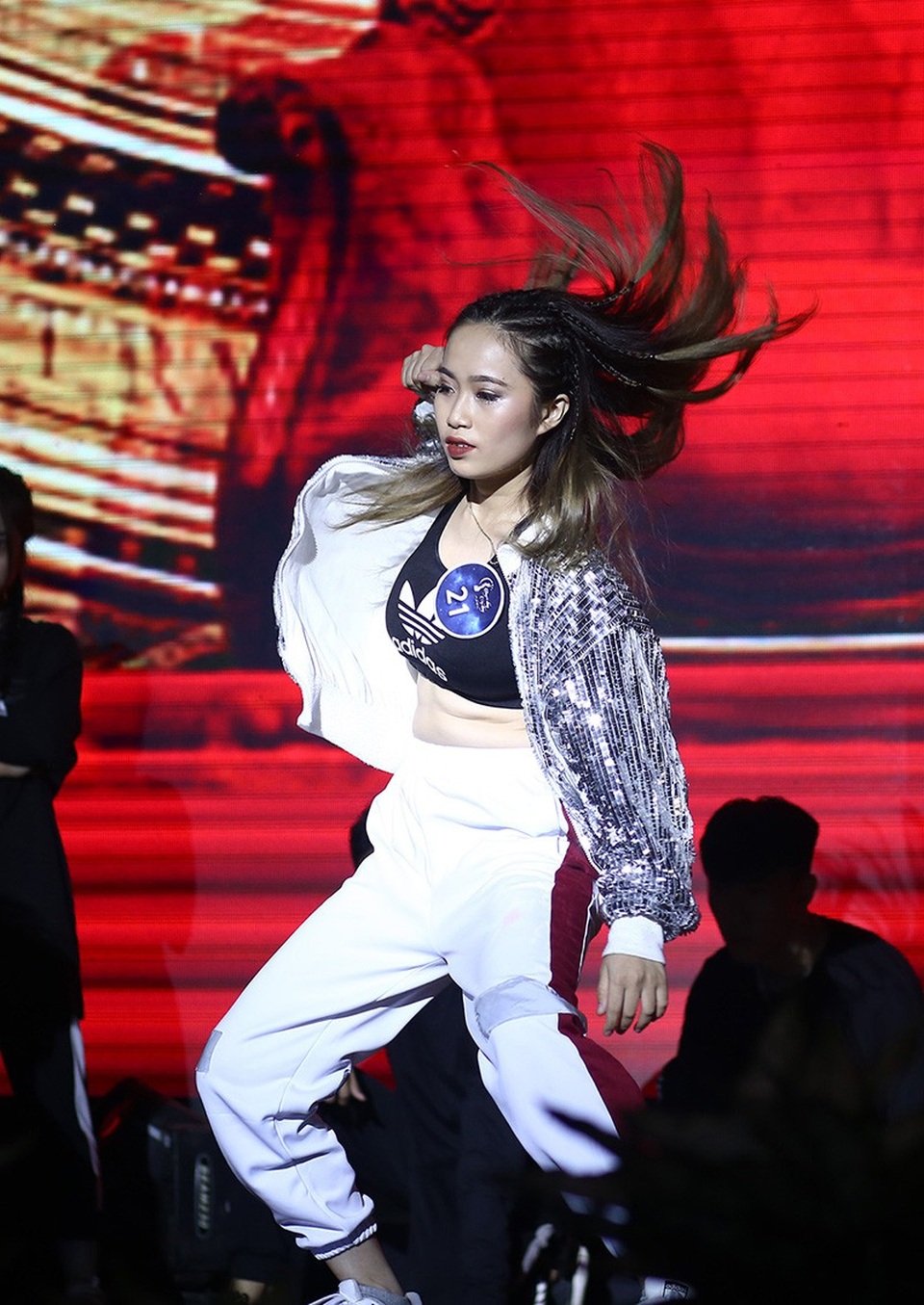 Mãn nhãn phần thi tài năng của các nữ sinh “Hoa của đá” - 1
Trong phần thi tài năng của mình, cô gái cá tính Trần Lê Diệp Linh đã mang đến cho khán giả màn vũ đạo sôi động, khỏe khoắn, thể hiện nét đẹp cá tính của nữ sinh ĐH Xây dựng.