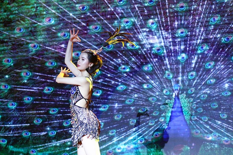Mãn nhãn phần thi tài năng của các nữ sinh “Hoa của đá” - 11
Nguyễn Thanh Phương hóa thân thành một chú chim công duyên dáng, mang những màu sắc của riêng mình chinh phục khán giả và Ban Giám khảo của cuộc thi.