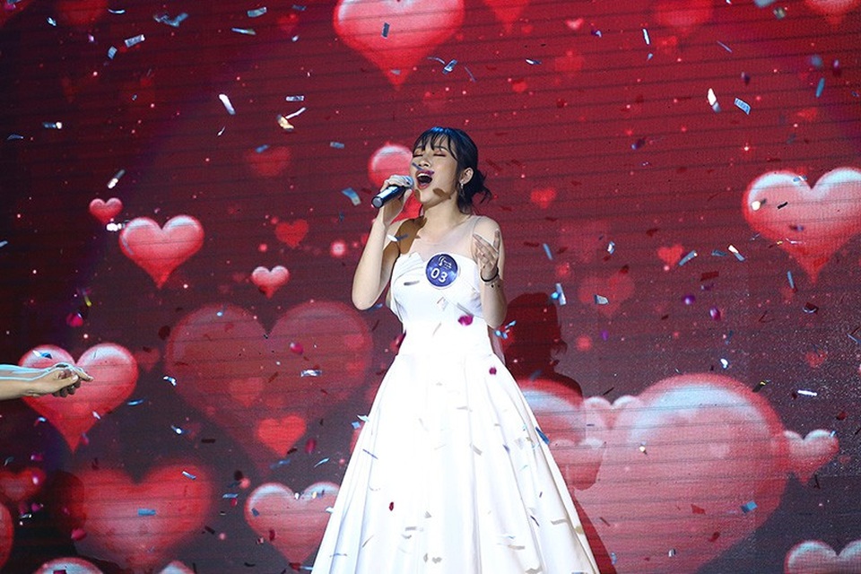 Mãn nhãn phần thi tài năng của các nữ sinh “Hoa của đá” - 5
Lê Thị Huyền Trang lựa chọn ca khúc “Ngày cưới” cho phần thi tài năng trong đêm chung kết Duyên dáng Xây dựng 2018. Với sân khấu được dàn dựng như một đám cưới thật sự, nữ sinh đã mang đến một không gian vô cùng lãng mạn cho đêm thi và giành giải Thí sinh tài năng chung cuộc.