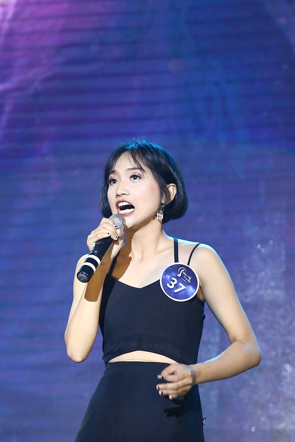 Mãn nhãn phần thi tài năng của các nữ sinh “Hoa của đá” - 7
Ca khúc “Quay lưng” được Lê Kỳ Duyên (khoa Kiến trúc và Quy hoạch) thể hiện trên nền nhạc sống đã khoe trọn giọng ca khỏe khoắn và nội lực của mình.