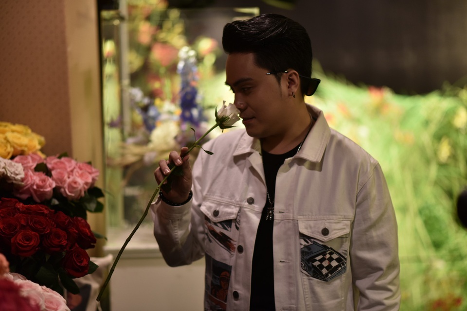 
Thái Dũng cũng bày tỏ sự yêu thích đặc biệt dành cho những bông hoa xinh đẹp trong triển lãm
