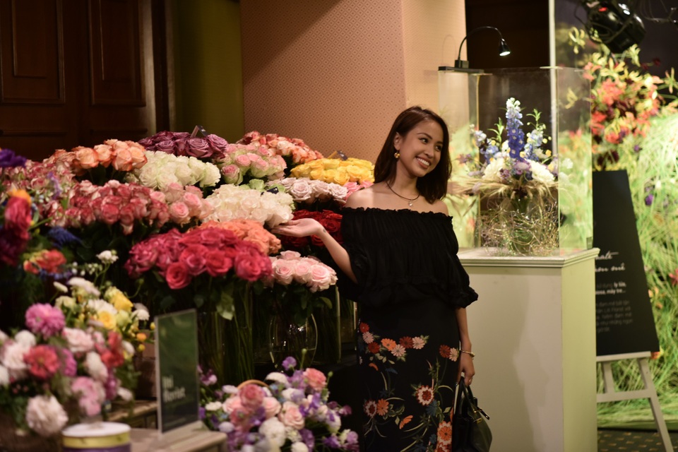 
MC Vân Hugo xuất hiện rạng rỡ tại triển lãm hoa Nhật Bản diễn ra ở Hà Nội ngày 17/11 vừa qua. Triển lãm giới thiệu nhiều loại hoa độc và quý hiếm lần đầu ra mắt người yêu hoa Hà thành.
