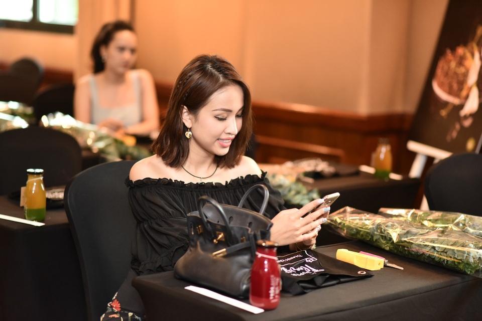 
Nữ MC xinh đẹp chia sẻ, cô là người rất mê các loại hoa đặc biệt là hoa hồng
